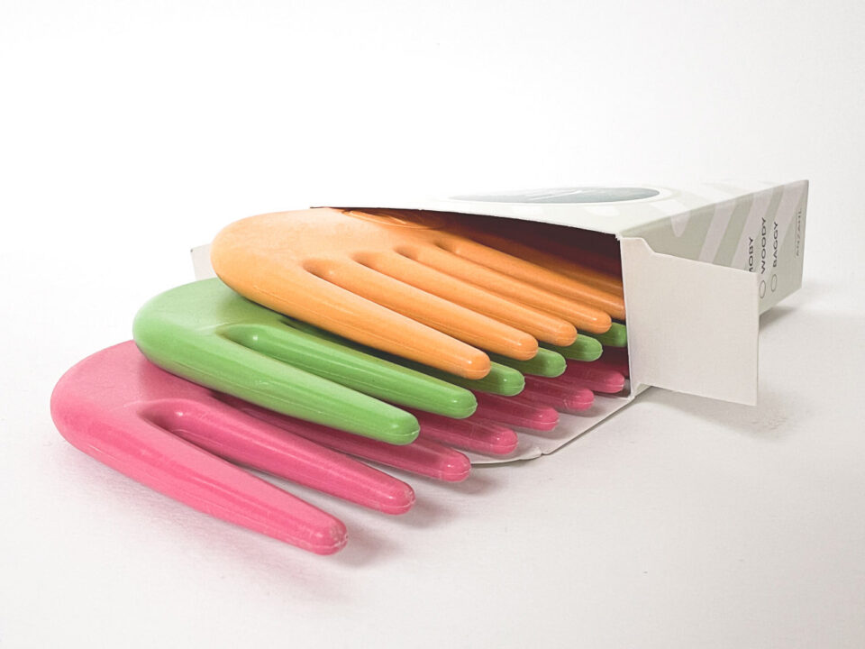 Bunte Kämme, die aus der Packung ragen